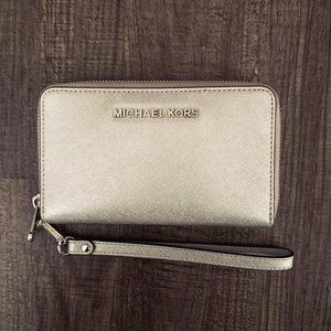 Silver Michael Kors Wristlet | EXCELLENT CONDITION